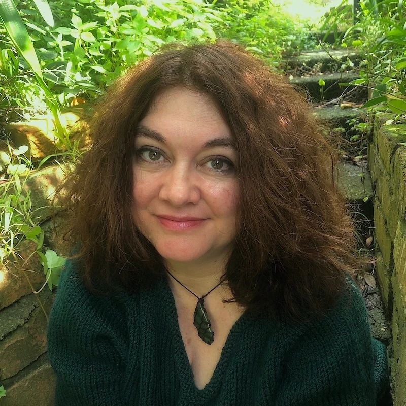 Éditrice et écrivaine, docteure en philosophie, Johanna décrit un système proche du “turbocapitalisme des plateformes”. Le quotidien est rythmé par des métriques : vitesse, qualité, scores internes.