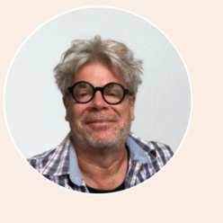 Pionnier en matière de communication digitale sur Niort, j’accompagne les entreprises et les collectivités locales dans leur montée en compétences et leur acculturation numérique depuis le siècle dernier. J’ai travaillé pour de grands comptes comme IMA, Maaf Immobilier, Enedis, mais aussi des pme que tous les niortais connaissent bien comme Erco, Tedelec, Nickel Chrome, Le Restaurant La Tuilerie, Le Marais Poitevin et enfin des collectivités locales comme la ville d’Aiffres, de Niort. Je travaille comme un artisan.