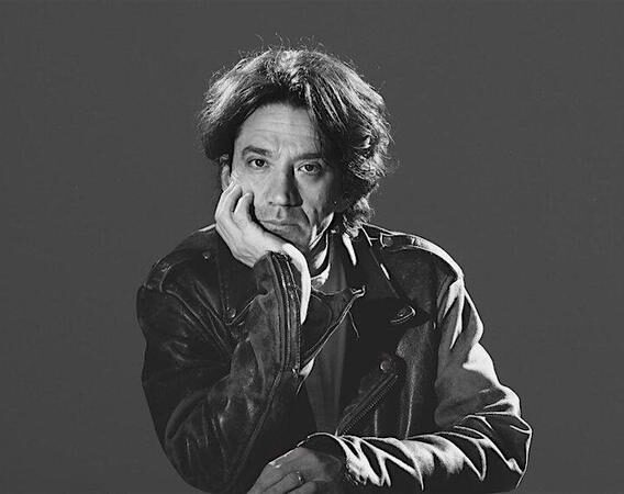 Curtis Yarvin est la figure intellectuelle qui émerge de la galaxie trumpiste. Son projet politique, défini comme « néoréactionnaire », propose d’en finir avec l’idée démocratique et de structurer le gouvernement comme une entreprise dirigée par un monarque absolu.