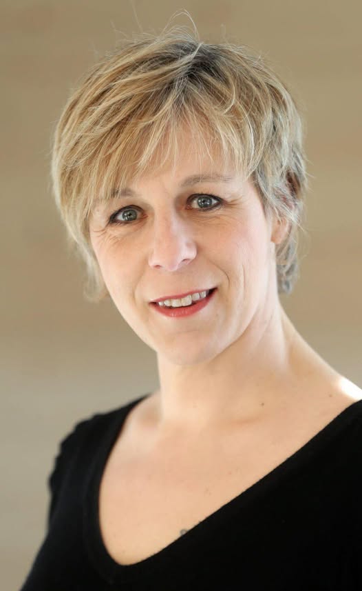 ALa romancière Agnès Ledig a renoncé à sa Légion d'honneur pour protester contre la loi d'urgence agricole adoptée le 21 juillet. Cette loi autorise la réintroduction de certains pesticides interdits ; l'auteure y voit la faiblesse des décisions politiques face aux enjeux écologiques.